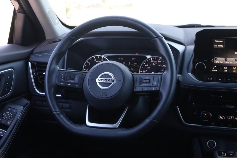 Nissan Rogue Vehicle Full-screen Gallery Image 23
