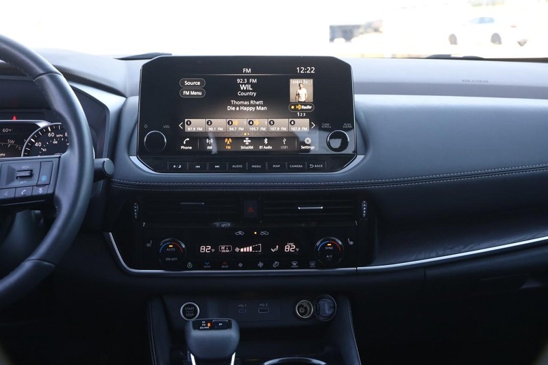 Nissan Rogue Vehicle Full-screen Gallery Image 24