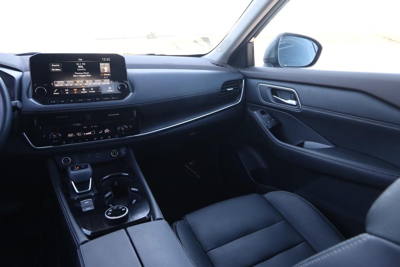 Nissan Rogue Vehicle Full-screen Gallery Image 25