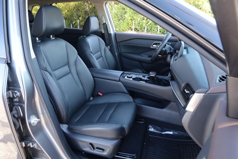 Nissan Rogue Vehicle Full-screen Gallery Image 26