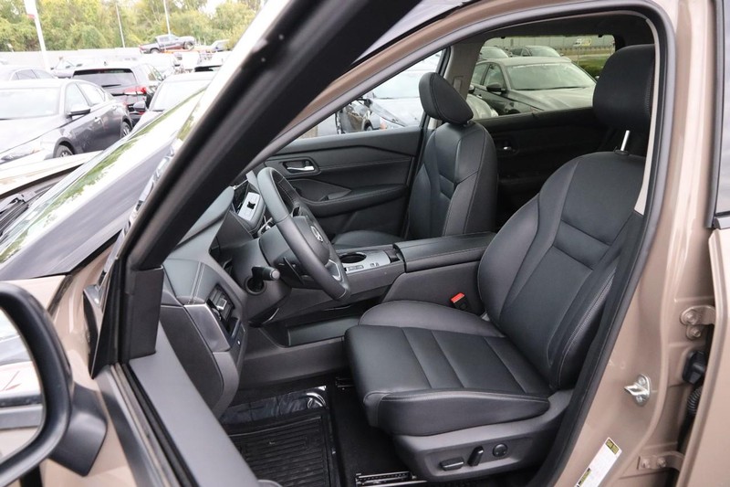 Nissan Rogue Vehicle Image 09