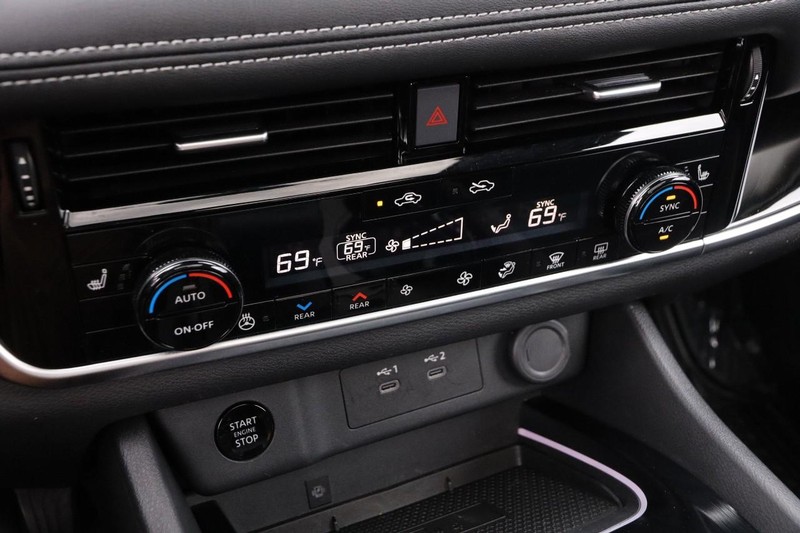 Nissan Rogue Vehicle Image 18