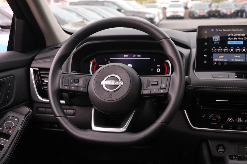 Nissan Rogue Vehicle Image 24
