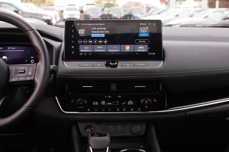 Nissan Rogue Vehicle Image 25