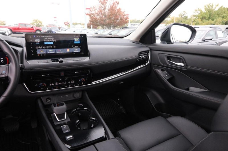 Nissan Rogue Vehicle Image 26