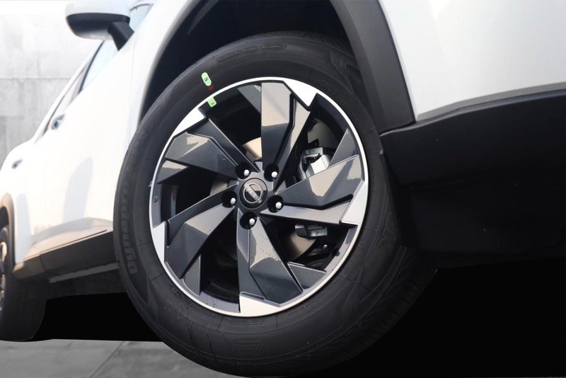 Nissan Rogue Vehicle Image 03