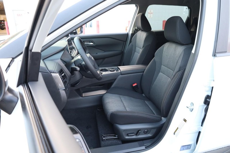 Nissan Rogue Vehicle Image 08