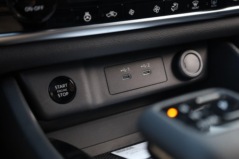 Nissan Rogue Vehicle Image 14