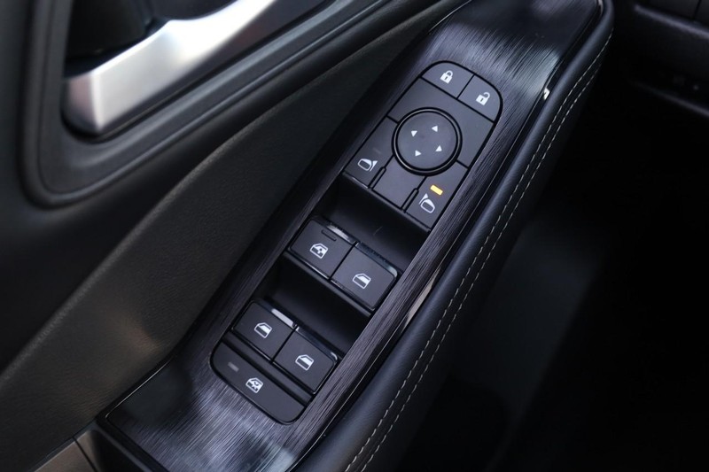 Nissan Rogue Vehicle Image 17