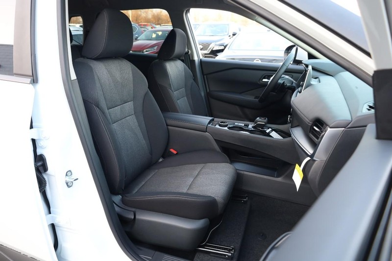 Nissan Rogue Vehicle Image 24