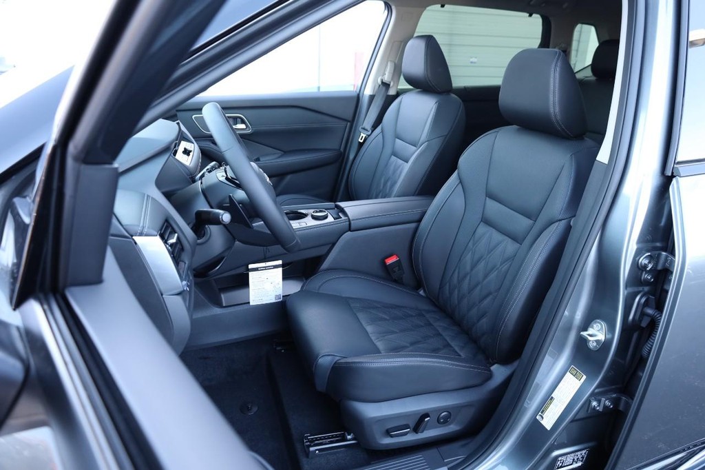 Nissan Rogue Vehicle Image 10