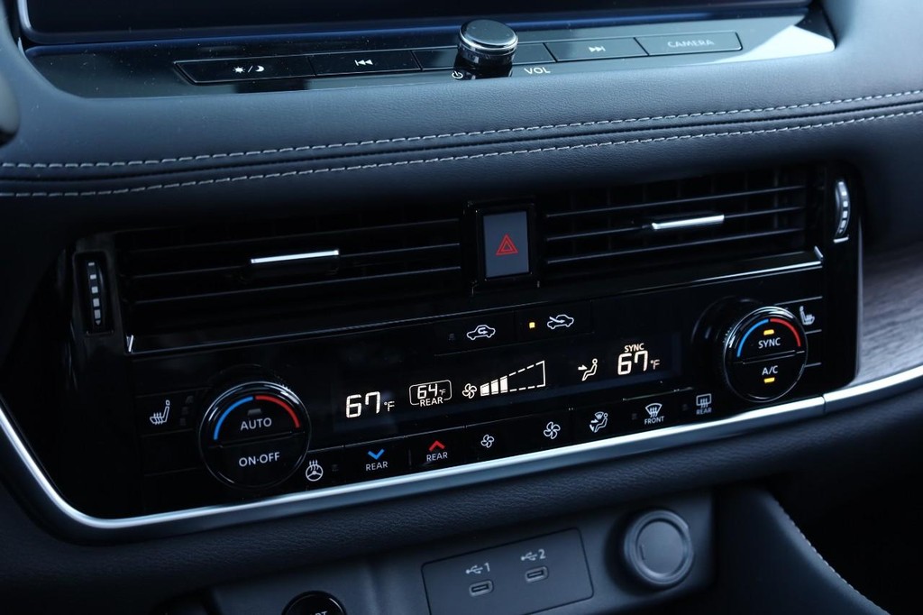 Nissan Rogue Vehicle Image 16