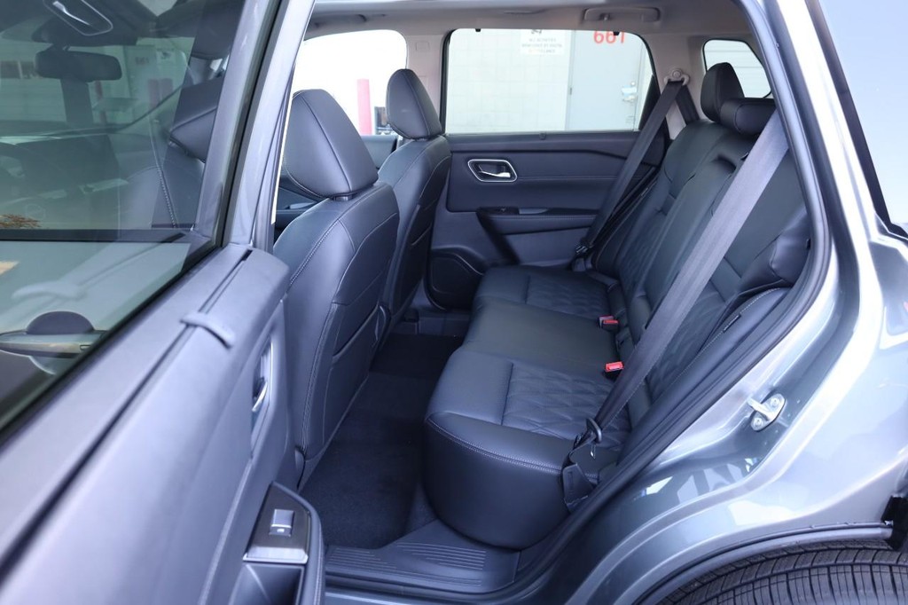 Nissan Rogue Vehicle Image 24