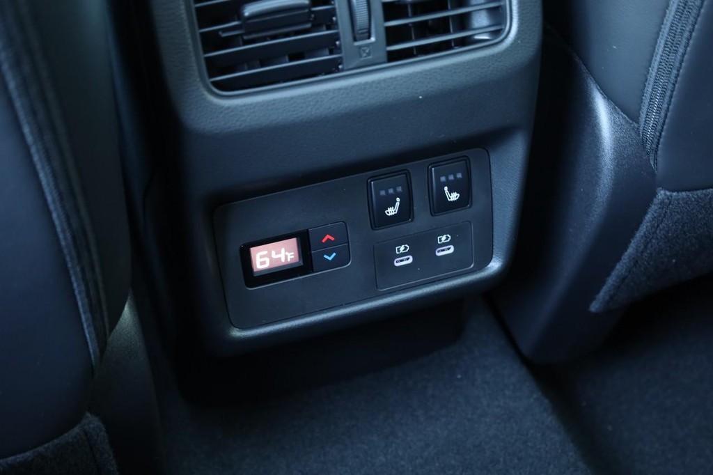 Nissan Rogue Vehicle Image 25