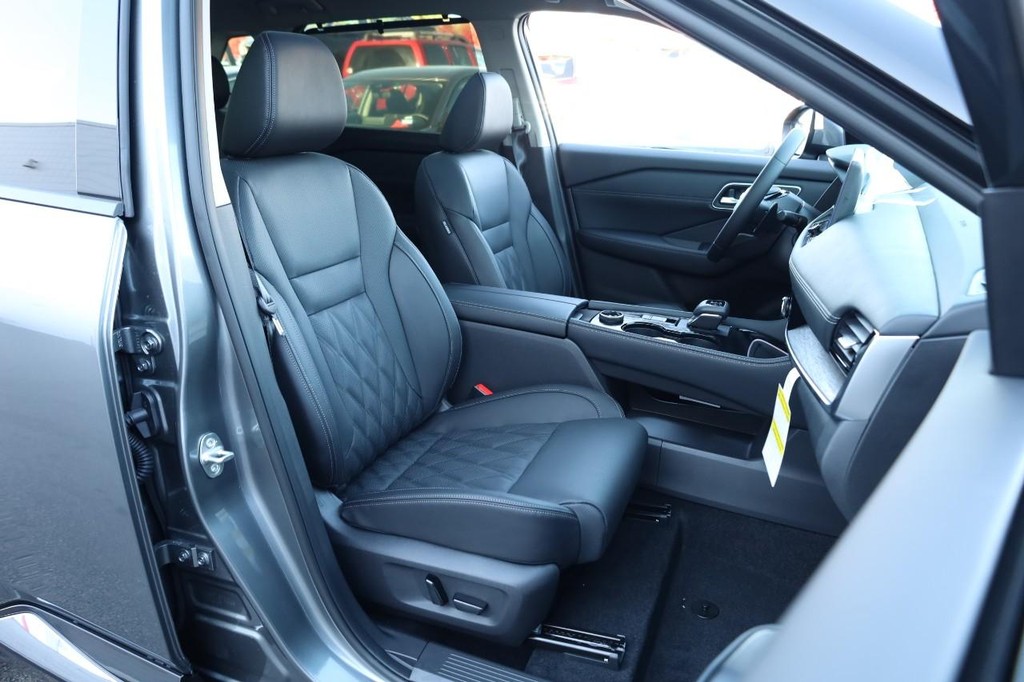 Nissan Rogue Vehicle Image 29