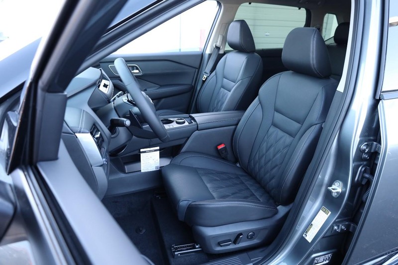 Nissan Rogue Vehicle Image 10