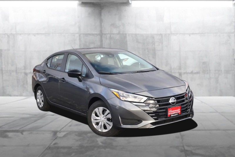 Nissan Versa Vehicle Full-screen Gallery Image 2