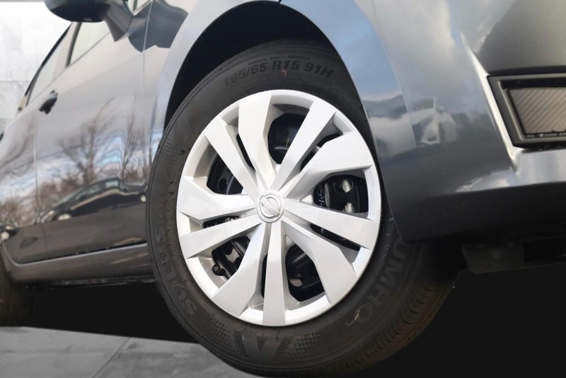 Nissan Versa Vehicle Full-screen Gallery Image 3