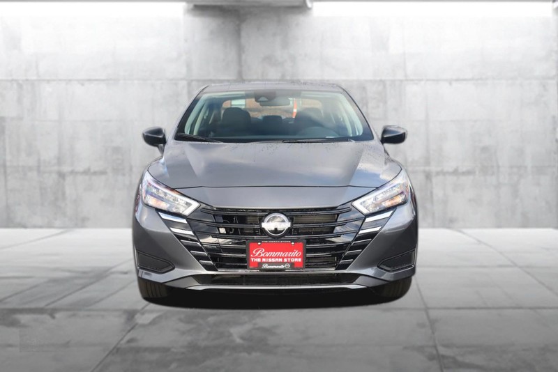 Nissan Versa Vehicle Full-screen Gallery Image 4