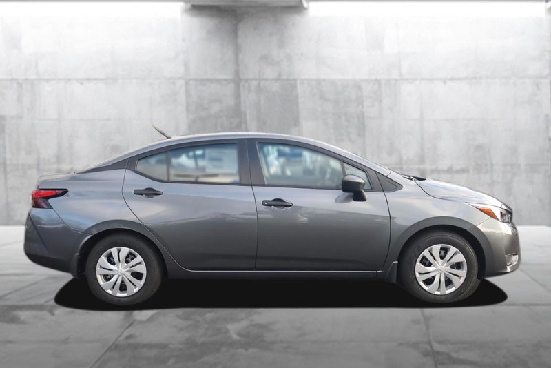 Nissan Versa Vehicle Full-screen Gallery Image 5