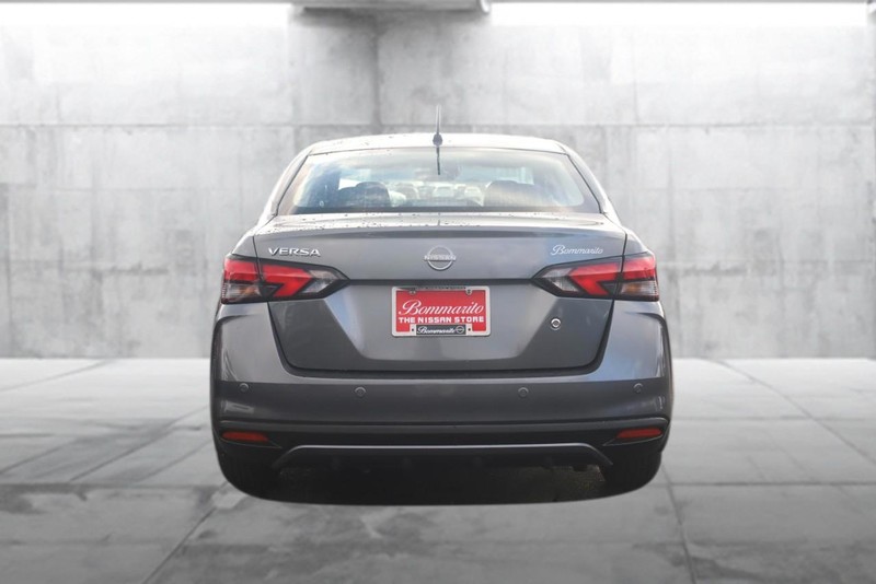 Nissan Versa Vehicle Full-screen Gallery Image 6