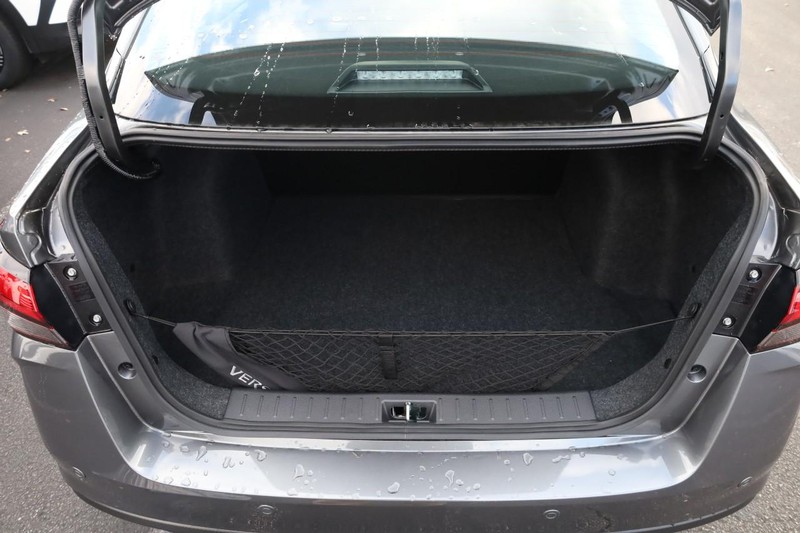 Nissan Versa Vehicle Full-screen Gallery Image 7