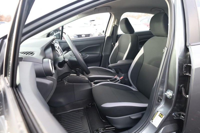 Nissan Versa Vehicle Full-screen Gallery Image 8