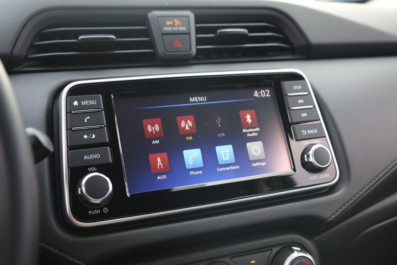 Nissan Versa Vehicle Full-screen Gallery Image 11