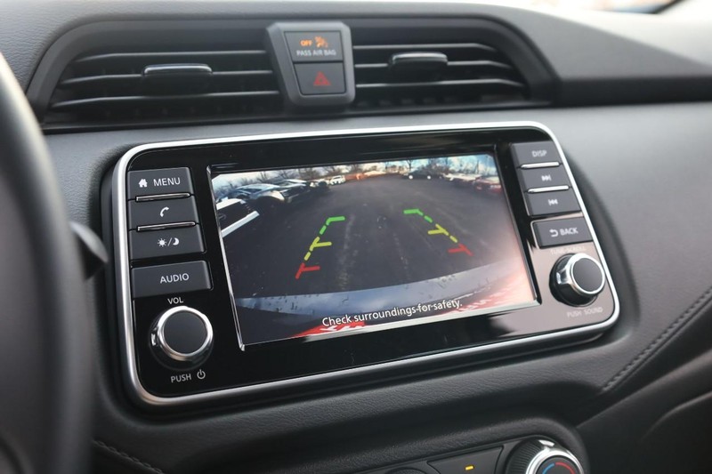 Nissan Versa Vehicle Full-screen Gallery Image 12