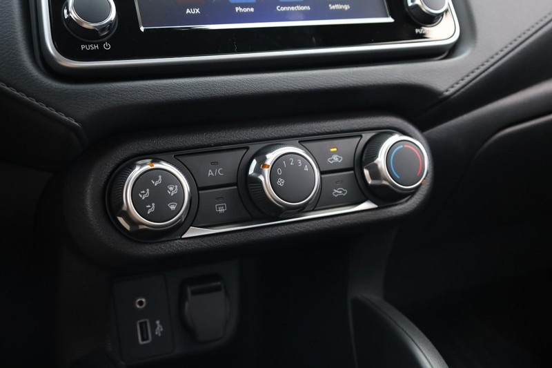 Nissan Versa Vehicle Full-screen Gallery Image 13