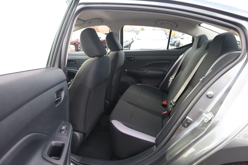 Nissan Versa Vehicle Full-screen Gallery Image 19