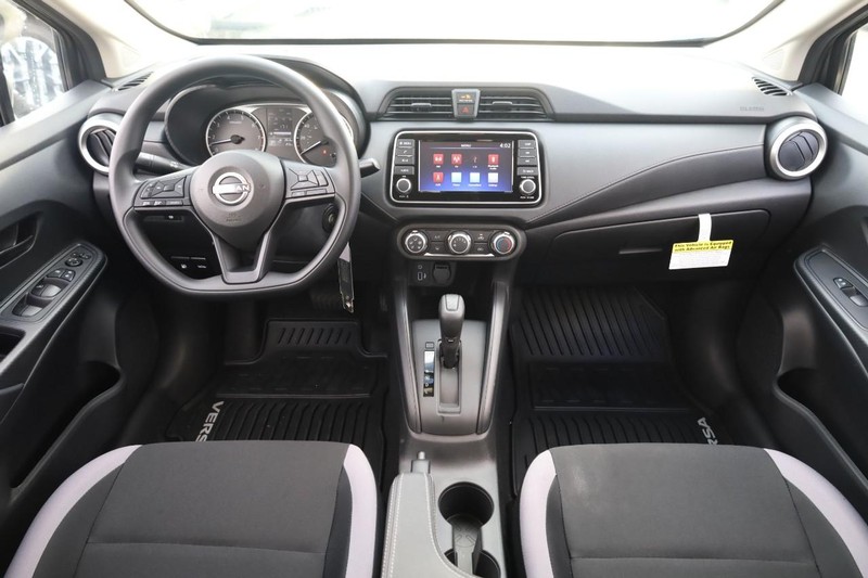 Nissan Versa Vehicle Full-screen Gallery Image 21
