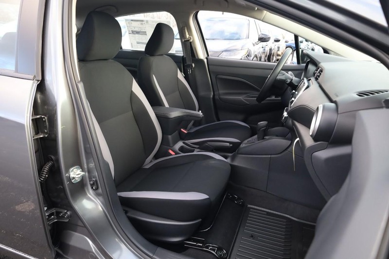 Nissan Versa Vehicle Full-screen Gallery Image 23