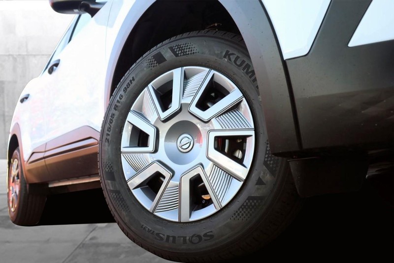 Nissan Kicks Vehicle Image 03