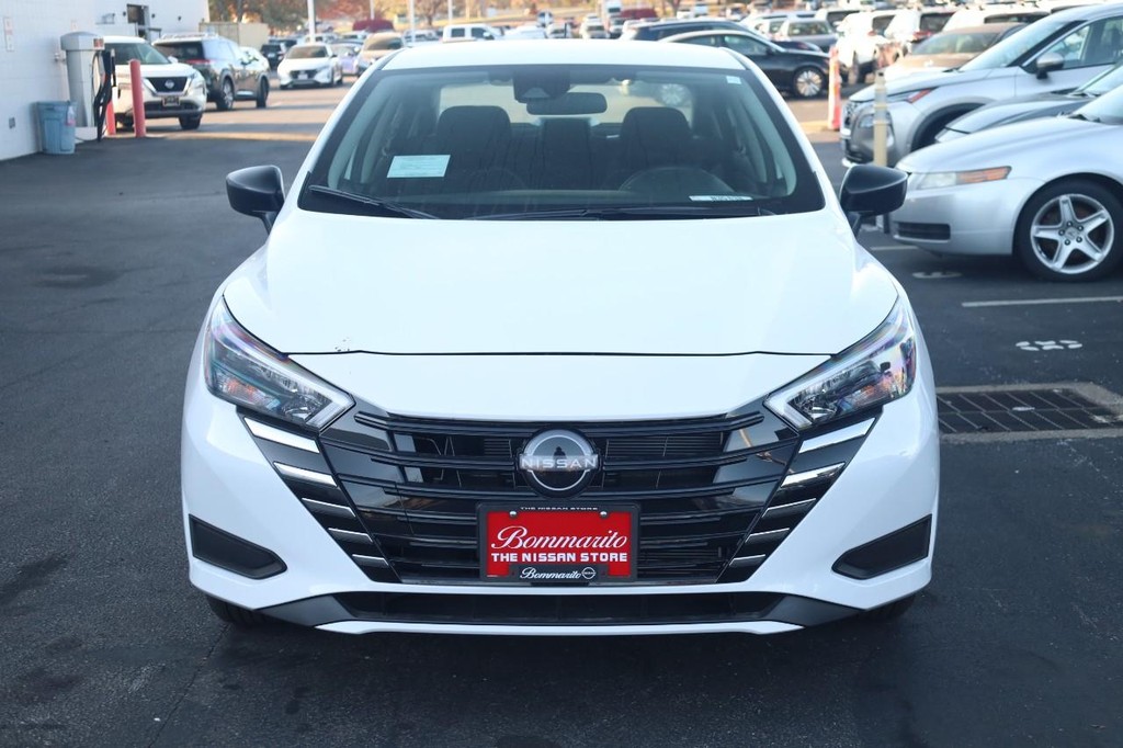 Nissan Versa Vehicle Image 02