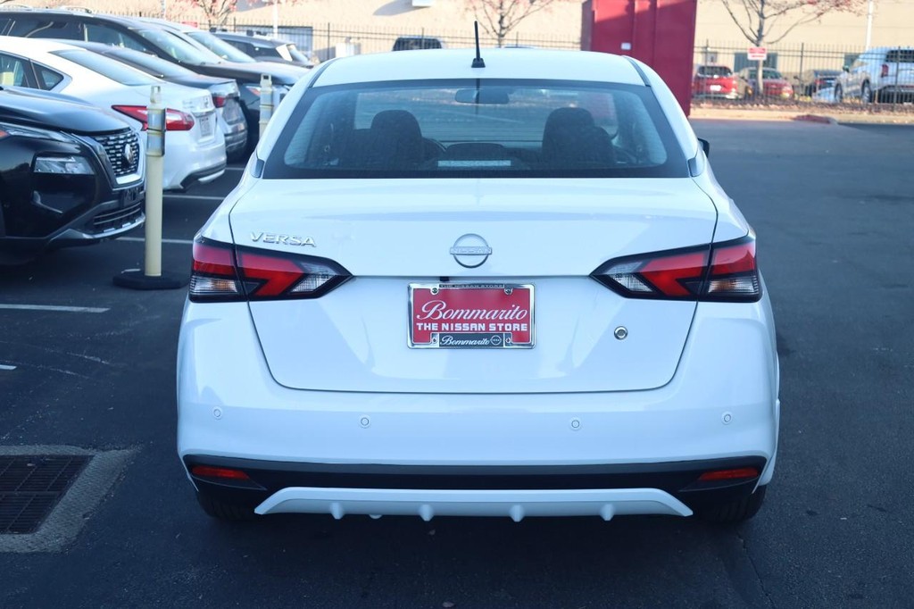 Nissan Versa Vehicle Image 04