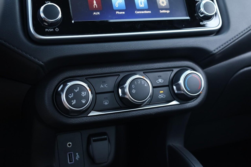 Nissan Versa Vehicle Image 11