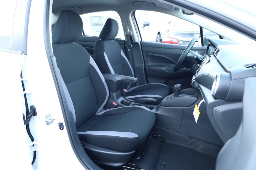 Nissan Versa Vehicle Image 21