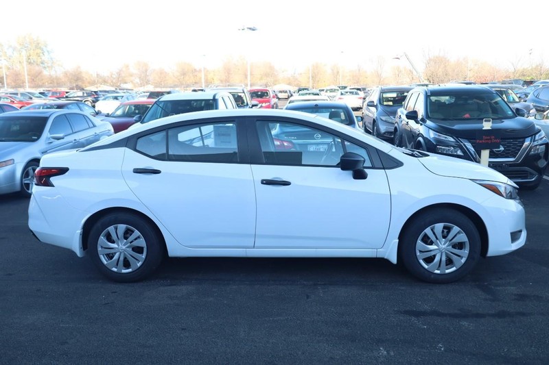 Nissan Versa Vehicle Image 03