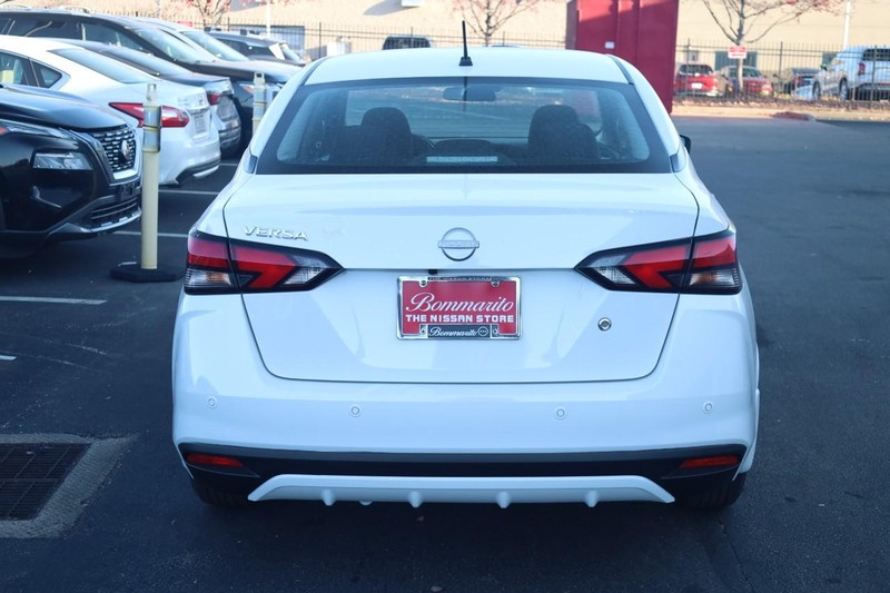 Nissan Versa Vehicle Image 04