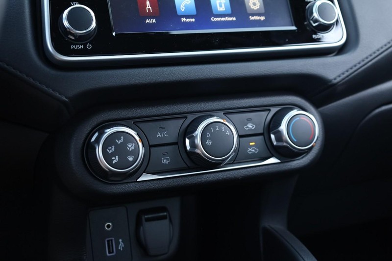 Nissan Versa Vehicle Image 11