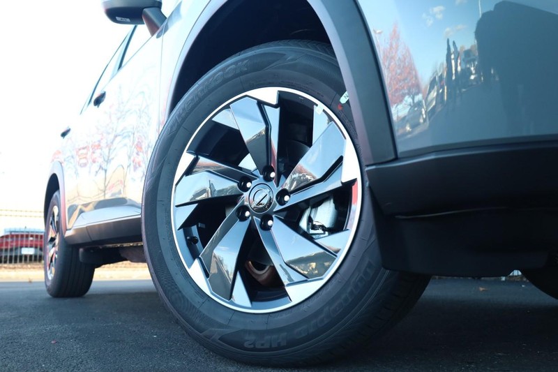 Nissan Rogue Vehicle Full-screen Gallery Image 3