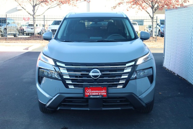 Nissan Rogue Vehicle Full-screen Gallery Image 4