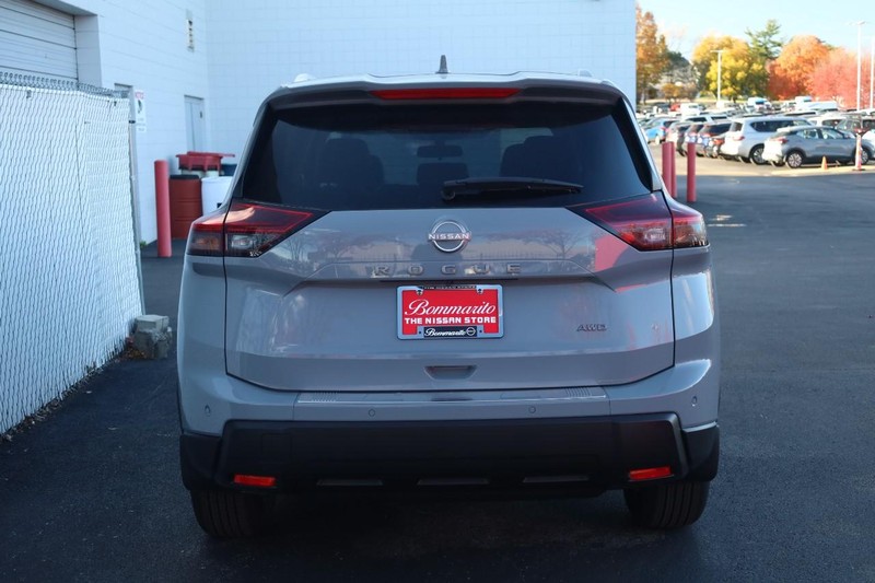 Nissan Rogue Vehicle Full-screen Gallery Image 6