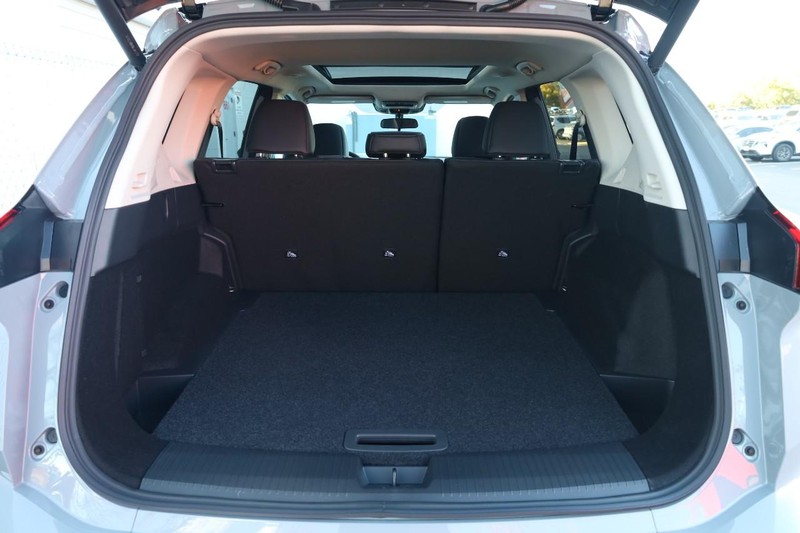 Nissan Rogue Vehicle Full-screen Gallery Image 7