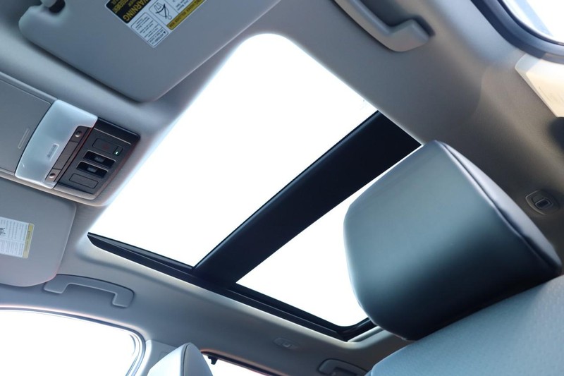 Nissan Rogue Vehicle Full-screen Gallery Image 8