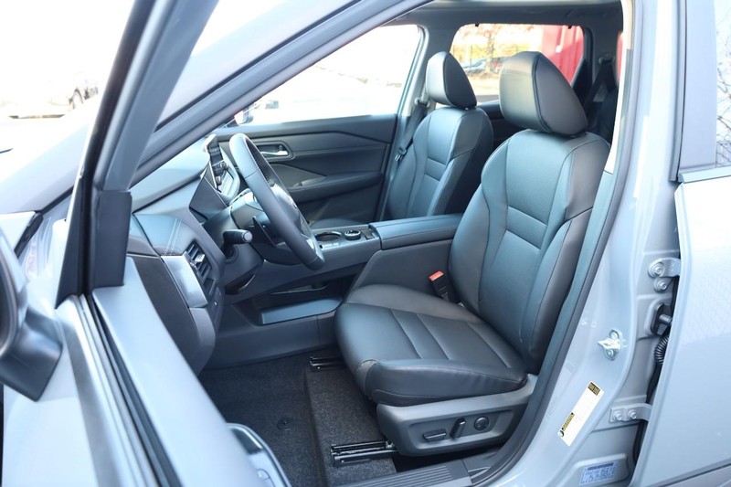 Nissan Rogue Vehicle Full-screen Gallery Image 10