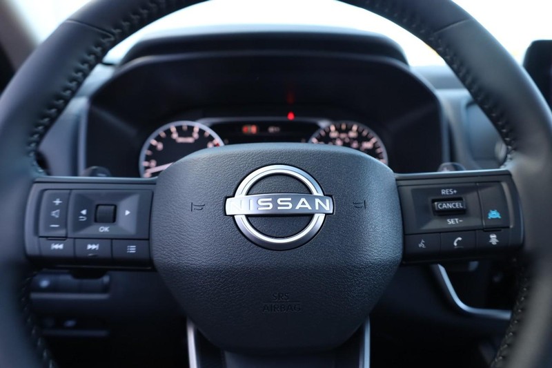 Nissan Rogue Vehicle Full-screen Gallery Image 11