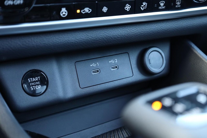 Nissan Rogue Vehicle Full-screen Gallery Image 16