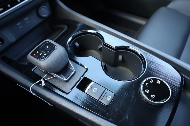 Nissan Rogue Vehicle Full-screen Gallery Image 17